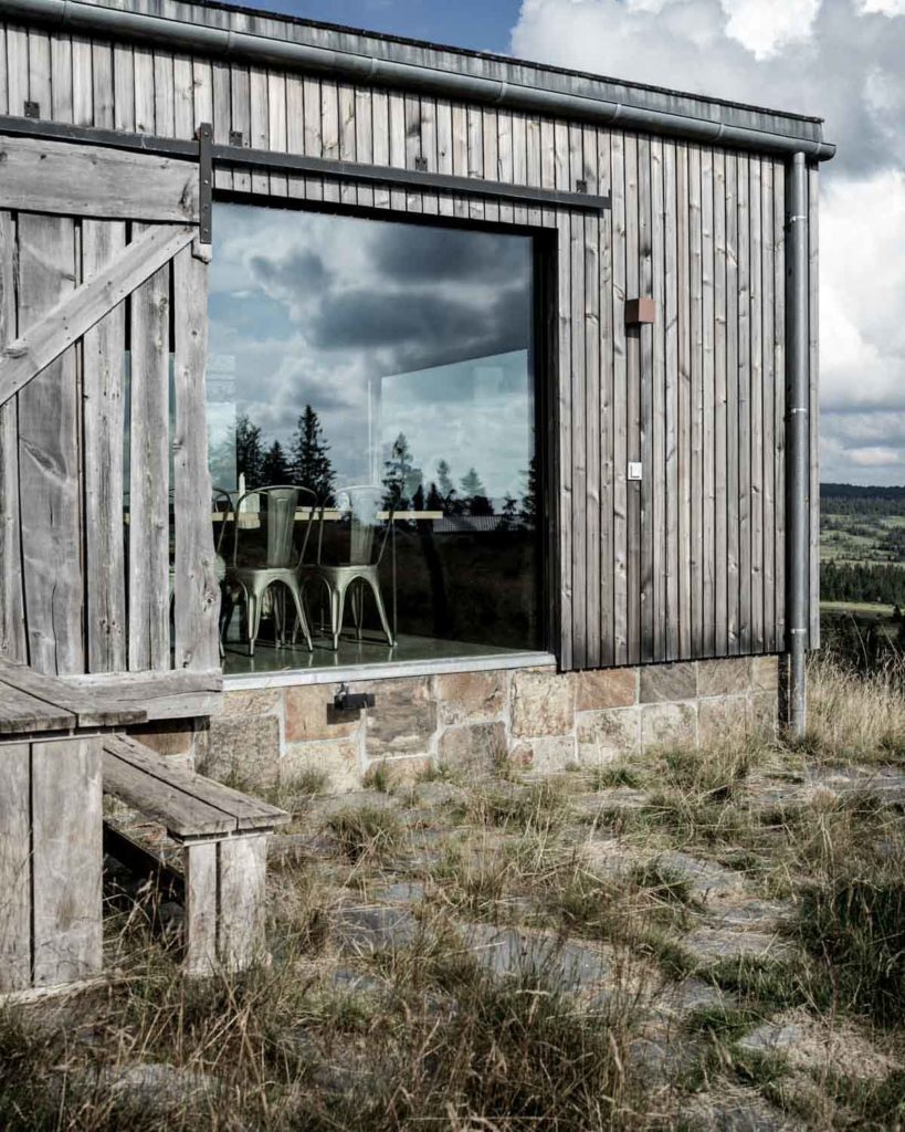Cabin with extensive euse of materials. Golden rusty roofing slate from Otta Pillarguri in Norway is used as facade and as crazy paving at the entrance.