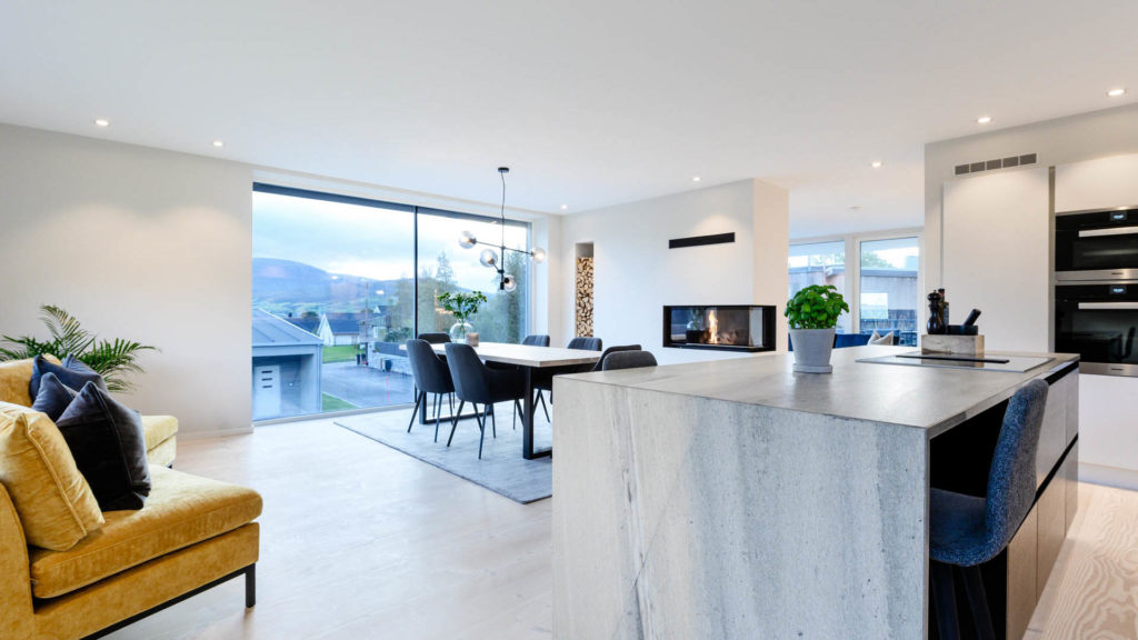 Large and airy dining room and kitchen with worktop in Oppdal quartzite slate. The natural stone slab has a waterfall design.