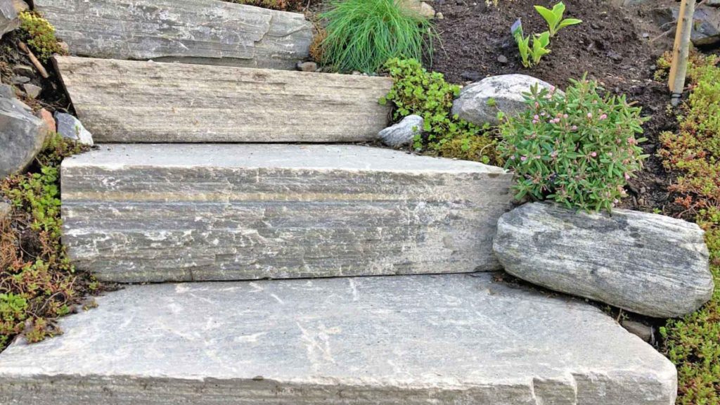 A staircase of massive natural steps in Oppdal quartzite slate with beautiful planting on the sides