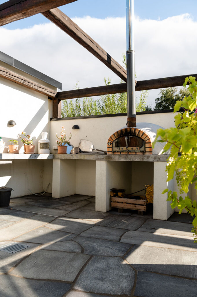 En pizzaovn på en terrasse belagt med bruddskifer