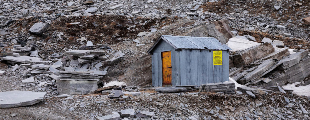 A small hut that stands in the slate quarry of Minera Skifer in Oppdal.