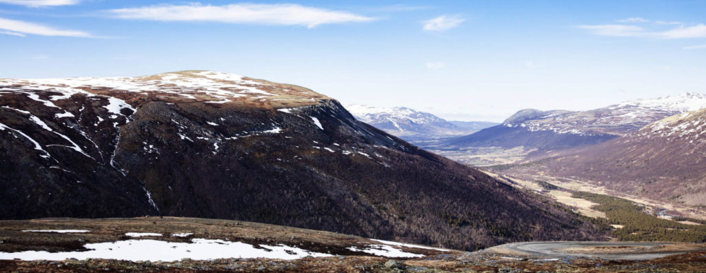 En bild på bergen på toppen av Minera Skifer sitt skifferbrott  i Oppdal, Norge.