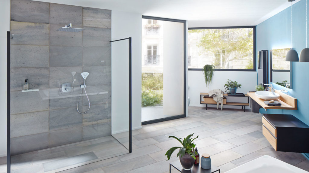A large bathroom with light Oppdal silk-brushed slate tiles on the floor and on the shower wall.