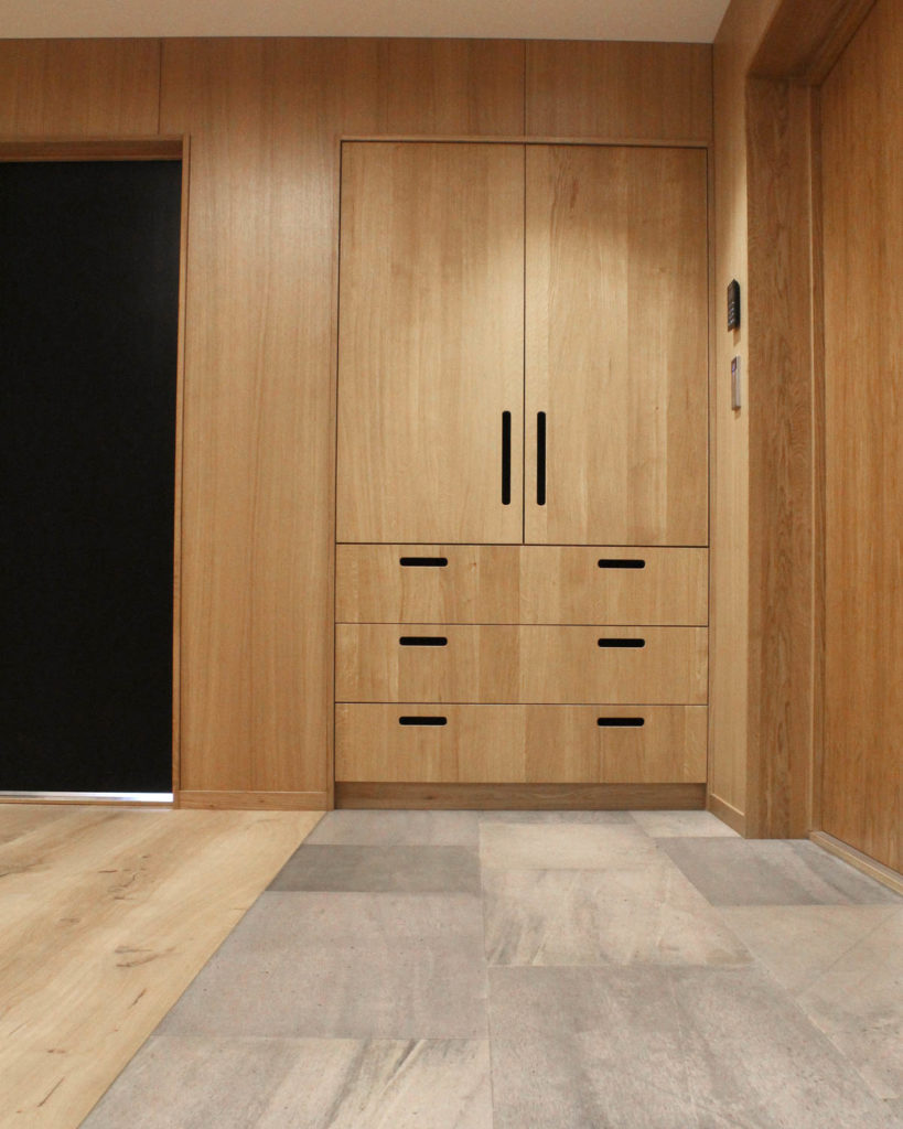 Entrance with light Oppdal slate on the floor, which continues into wooden parquet. Wooden walls and interior.