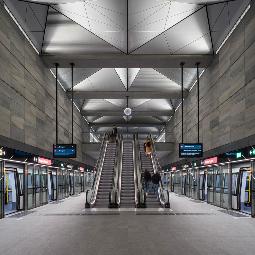 En station klädd med skifferplattor på väggarna i ljusgrå skiffer från Oppdal.