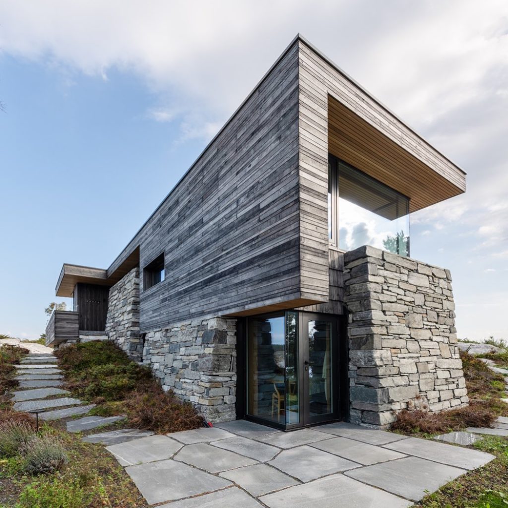A modern cabin with extensive use of natural stone. Oppdal slate is laid as flagstones and as stepping stones. Drywall slate facade is combined with wood.