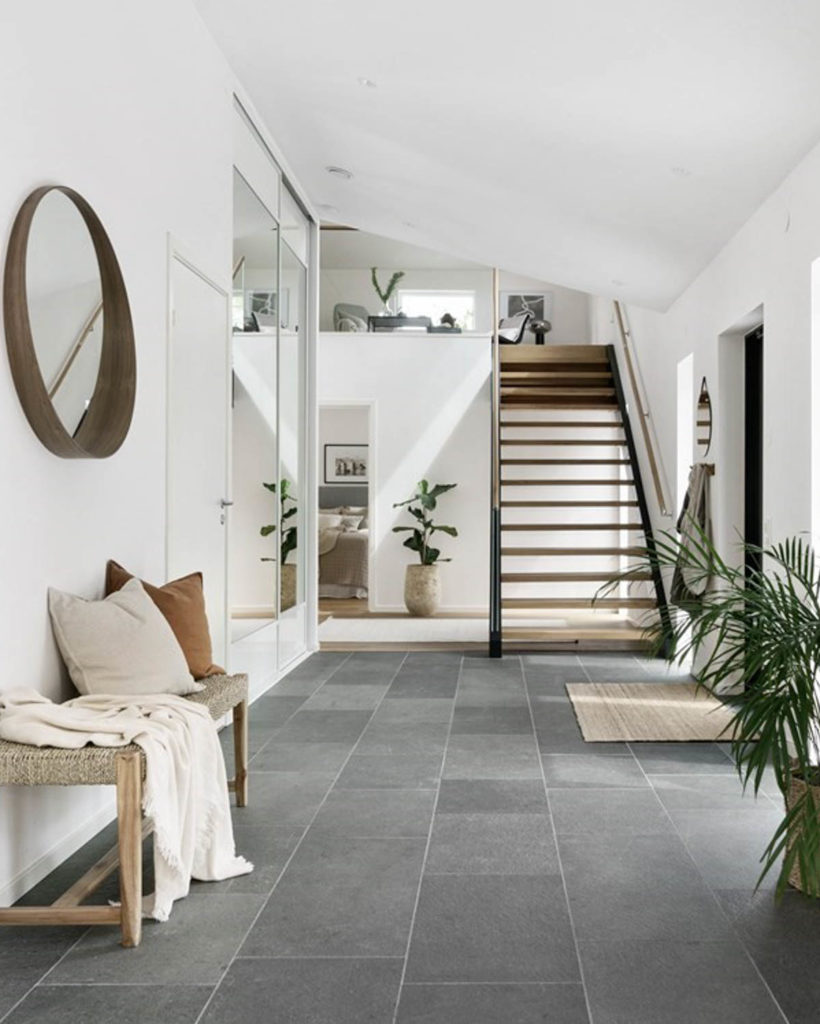 En gång täckt med grå skifferflis från Offerdal. Huset har en typisk skandinavisk stil med vita väggar och naturliga färger på möbler och textilier.