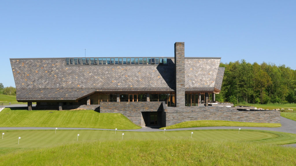 Scandinavian Golf Club med skiffertak och torrmur i brunt och svart glimmerskiffer i Ottaskifer.