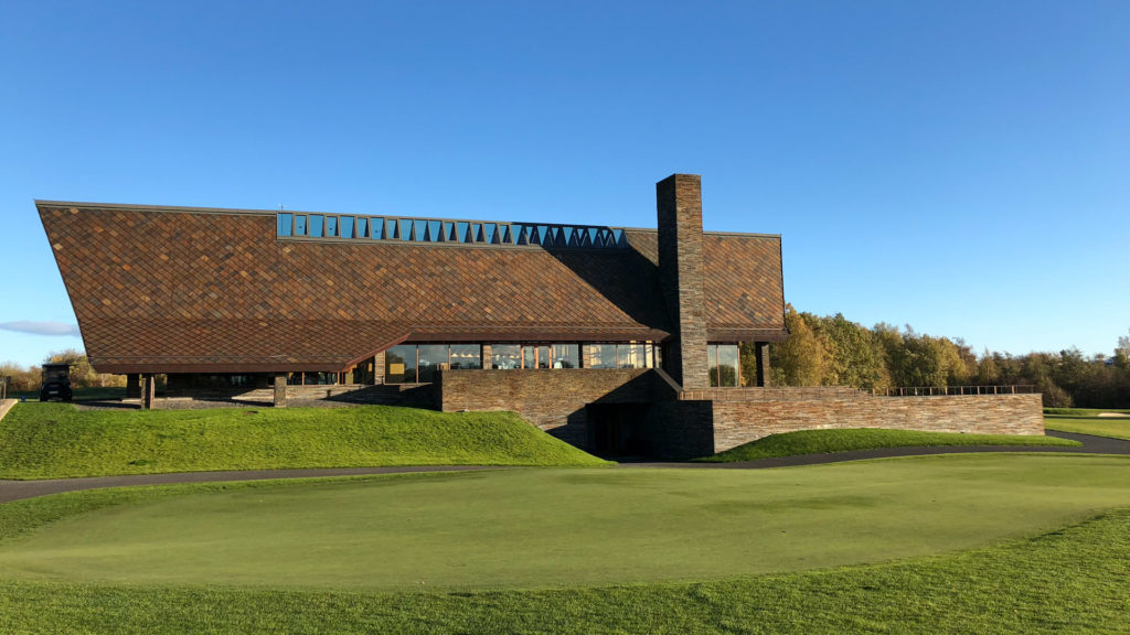 Scandinavian Golf Club med et skifertak i brun skifer fra Otta Pillarguri. Takskiferen har endret farge fra sort til rust gjennom 8 år.