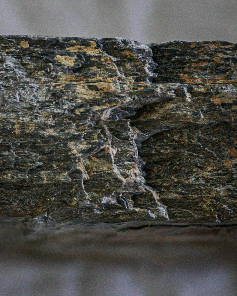 Enden på en skifermurstein fra Minera Skifer hvor en ser lagelingene i skiferen på nært hold. Skifer er et kortreist bærekraftig materiale.