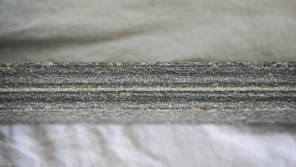 A close-up of the edge of a Oppdal quartzite where you see the strata in the slate.
