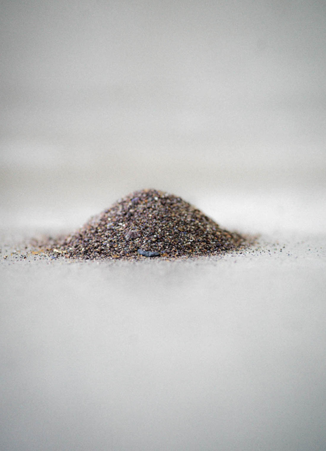 En liten haus med fin sand som ligger på et bord for å illustrere opprinnelsen til skifer fra Minera