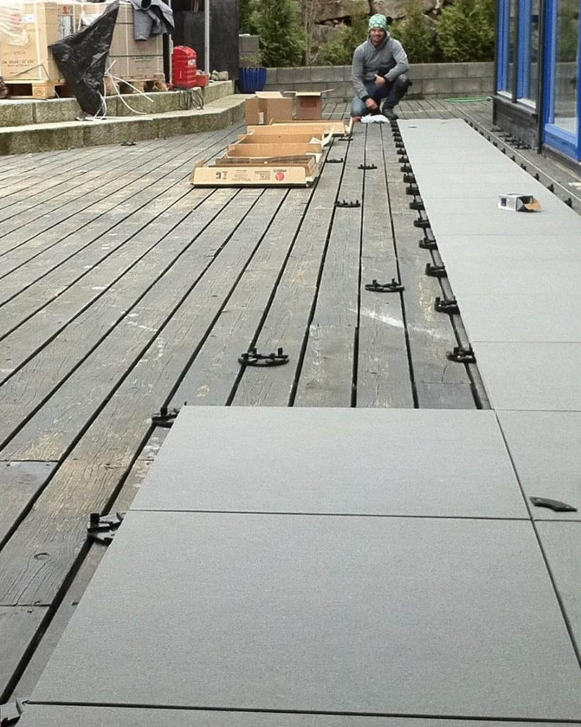 Tiles of slate lying on pedestals (system floor).