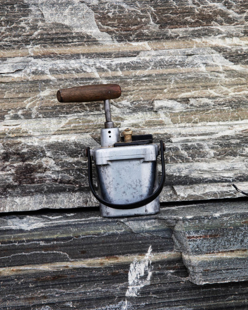 An explosion detonator from the 1950s that is still used by Minera Skifer in Oppdal for blasting in the slate quarry.
