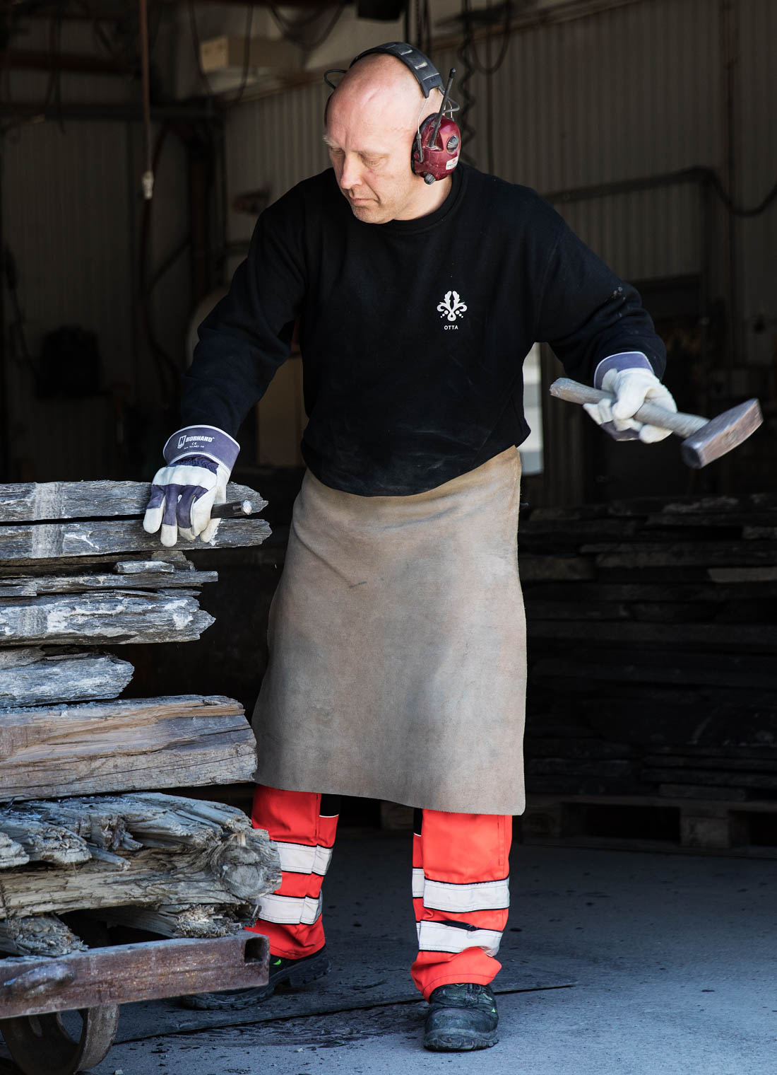 Steinhogger hos Minera Skifer kløver store plater av Ottaskifer inne produksjonshallen