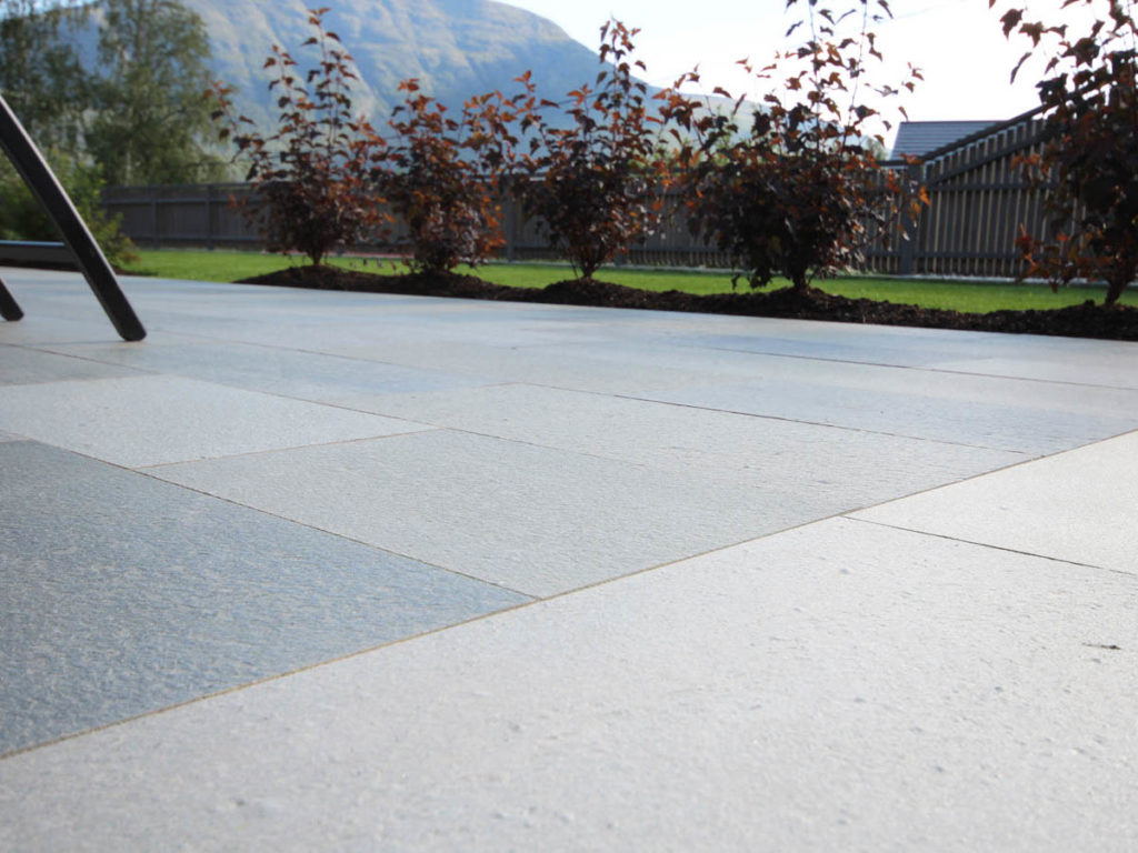 A close-up of outdoor tiles in Oppdal slate on a terrace.