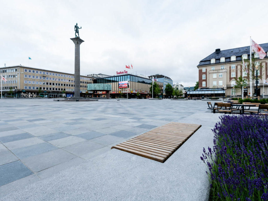 The square in Trondheim with slate outdoor tiles on the ground. The statue of Olav Trygvasson is in the middle of the square.