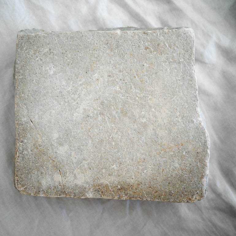 A close-up of a slate slab of light Oppdal quartzite slate.
