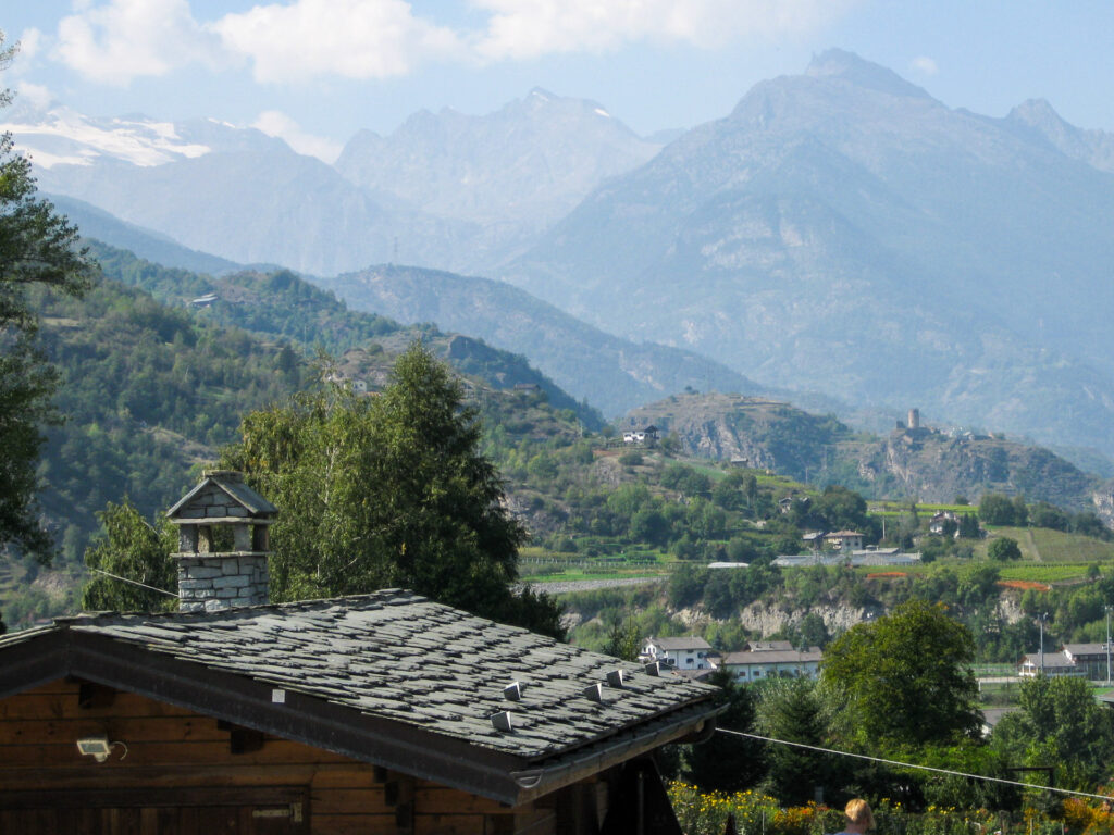 Norskt skiffertak på ett hus med de italienska alperna i bakgrunden