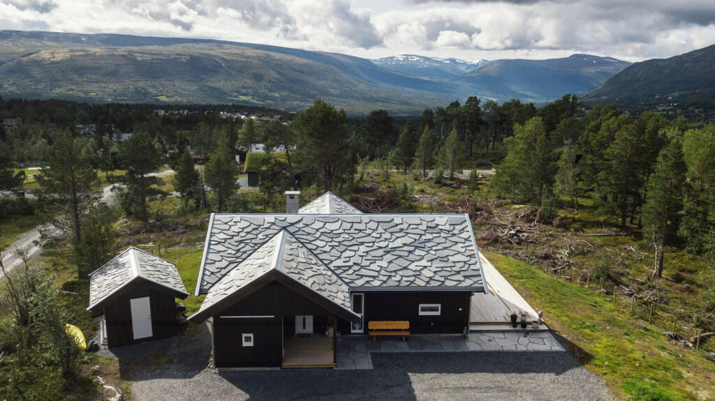 A cabin with Oppdal roof slate made of light gray flagstones