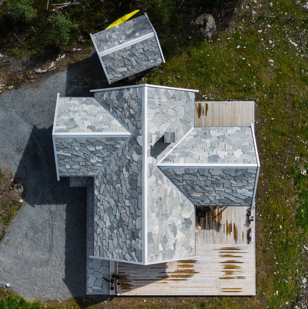 A bird's-eye view of a cabin with Oppdal roof slate, light gray flagstones