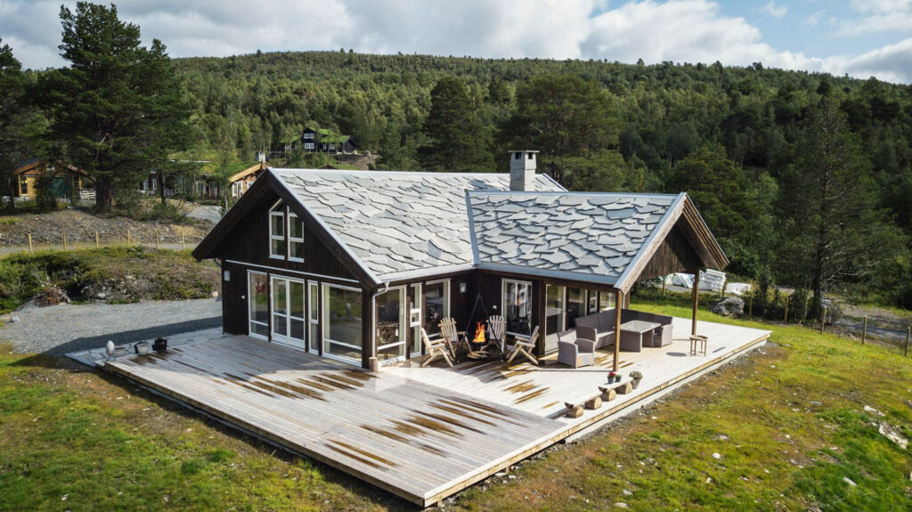 A cabin with Oppdal roof slate made of light gray flagstones