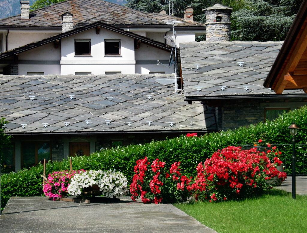 Ett hus i de italienska alperna med norskt skiffertak från Oppdal